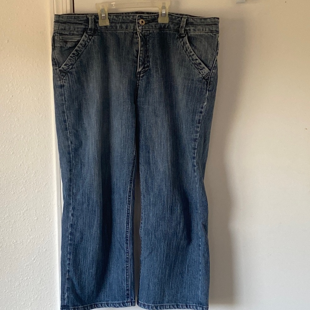 🚨 🥷 Bundle me♥️
 size 12 cropped jeans. Very good condition.